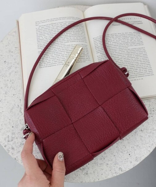 【必需品がしっかり入る◎】メッシュ編みシュリンクショルダーバッグ