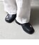 【SHIPS any別注】ALL BLACK:  バック ストラップ サンダル