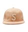 ＜BASIQUENTI＞スプリングロゴ ユニセックス ショートブリム キャップ