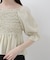〈a／mie〉シャーリングペプラムブラウス 26SS