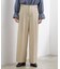 シンプルを品よく格上げ　サイドビットワイドパンツ