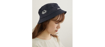 1.やや浅め&ツバを後ろに倒す