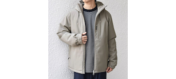 提案：ベージュマウンテンパーカー＋厚手スウェット（ワンピース／上下）