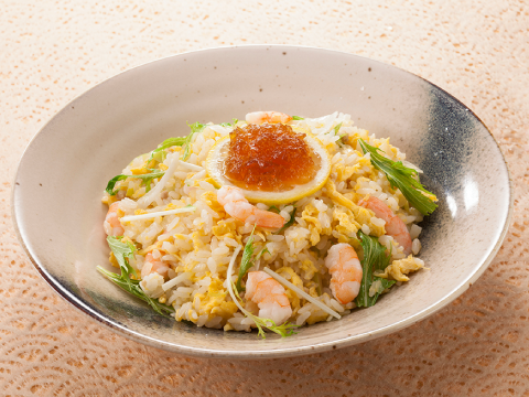 Arroz frito com camarão e mizuna