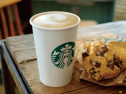 Starbucks Coffee Japan杯拿铁和巧克力块司康饼