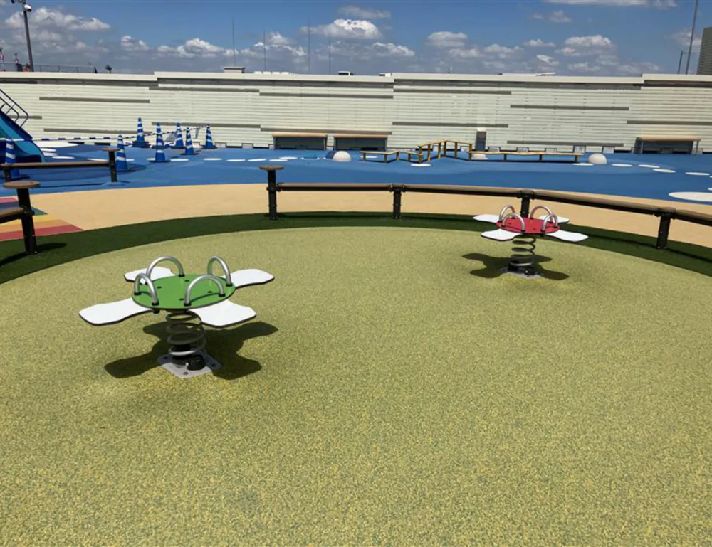 A flower-shaped spring playground equipment that everyone can ride.
