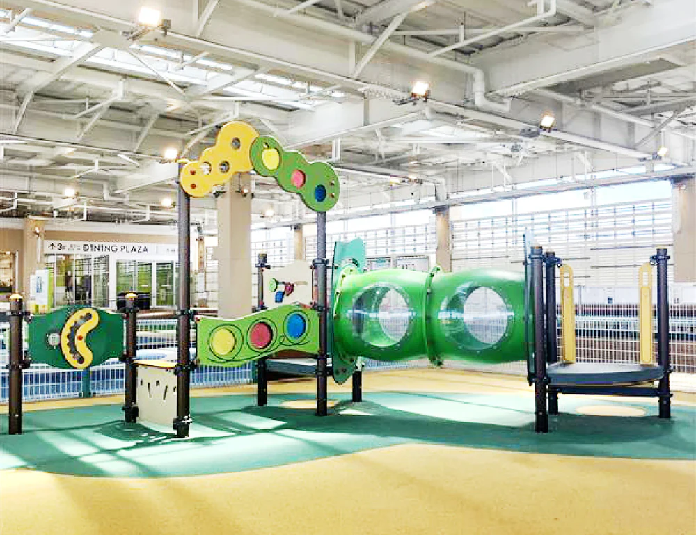 Wall play equipment with tunnel and panels