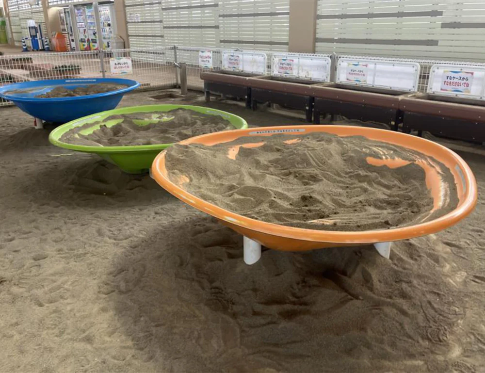 A sandbox with legs for hygienic play.