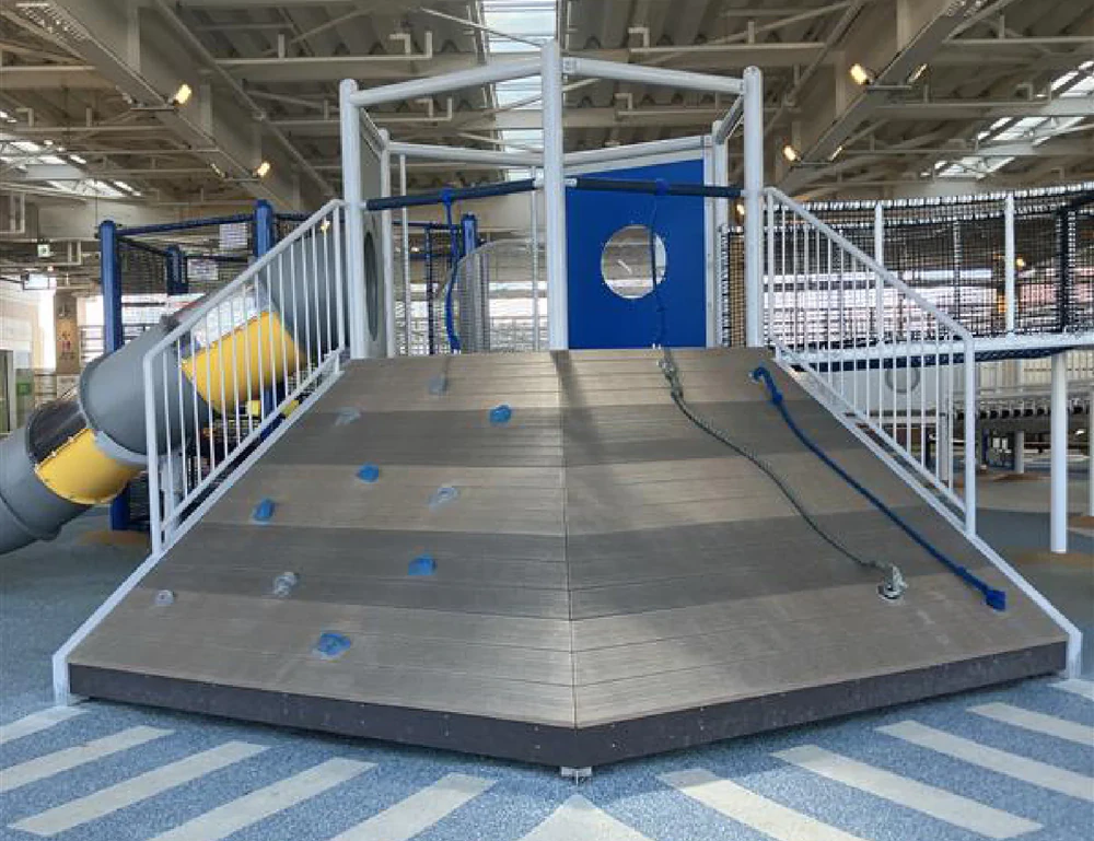 Cloud athletics ropes and climbing slopes