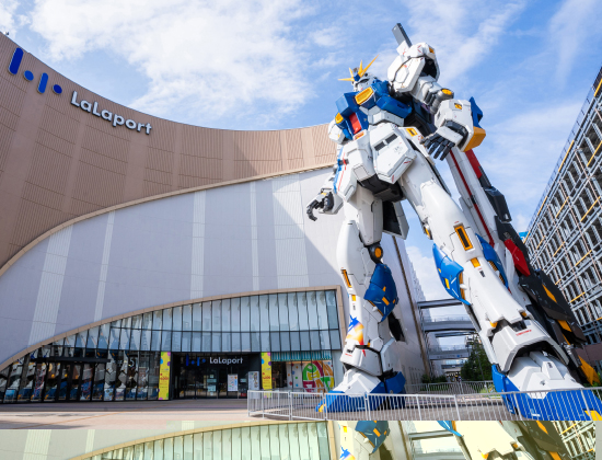 Life-sized Nu (New) Gundam Statue