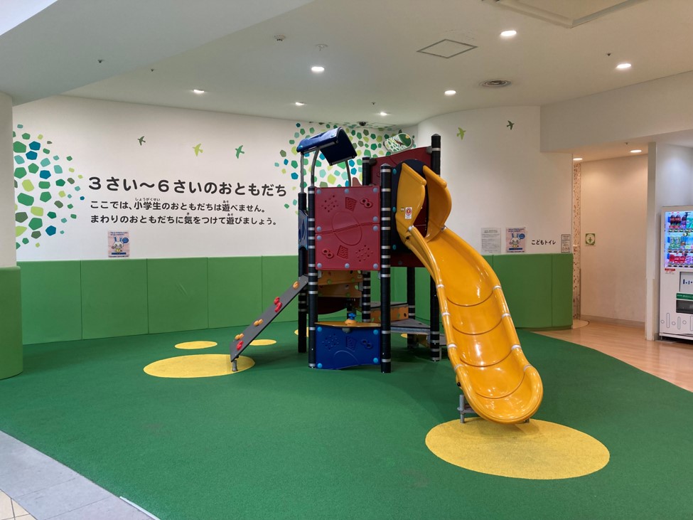 （３～６歳までのお子様）すべり台をご用意しています。