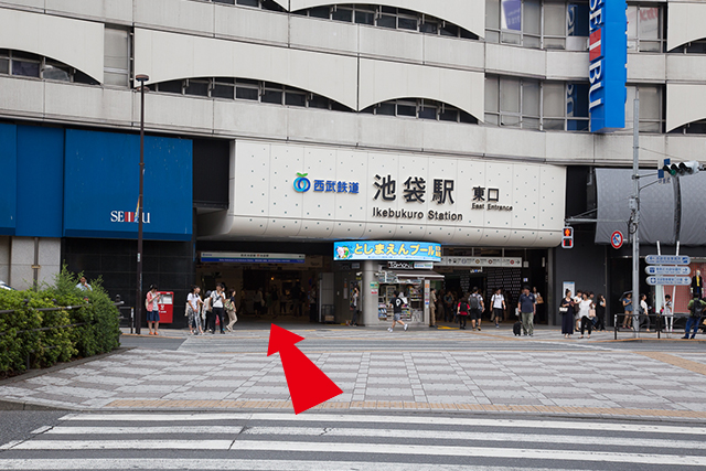 2.進入西武鐵道池袋站[東口]。