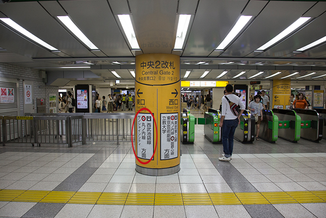 池袋站內　柱上標示