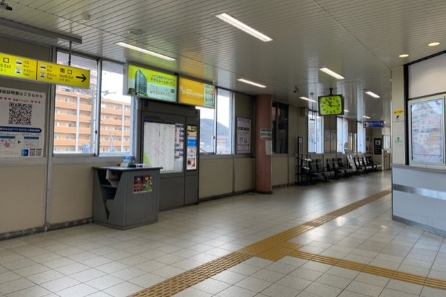 1.走出車站檢票口後，請朝右手邊（南出口）前進。