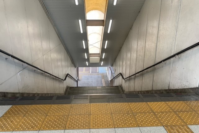 2.走到盡頭後右轉，下樓梯後再往地上前進。