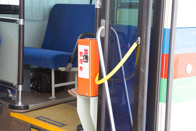 6.請在上車時索取整理券（號碼券）。（下車時，請將車資和整理券一起投入駕駛座旁的投幣箱。）