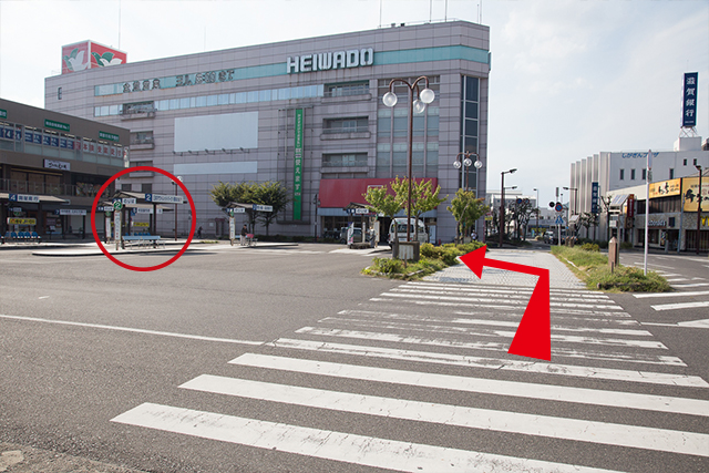 4.走上樓梯後，穿越斑馬線過馬路，朝2號巴士乘車處前進。（標示圓圈處）
