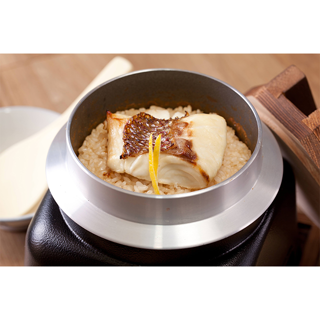 真鯛の釜めし/ふっくらと炊き上げたご飯とともに口の中で新鮮な真鯛の旨味が溢れます