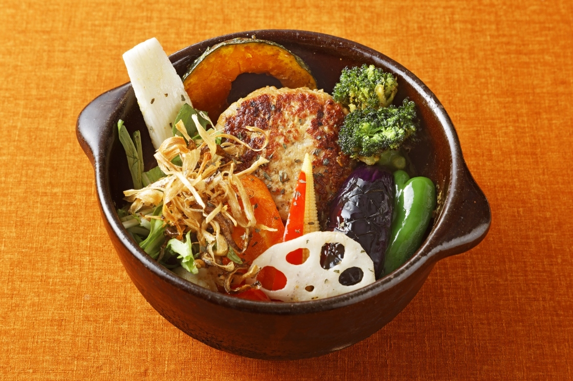 부드러운 햄버거 야채 카레